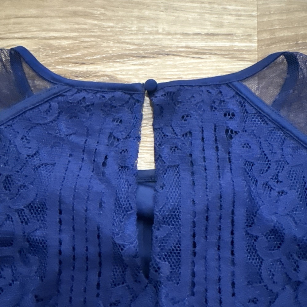 Express Weomens Blue Lace Short Sleeve See Thru Sleeve Button Back Size S - Picture 7 of 7